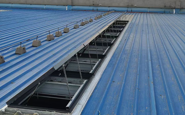 某城市大型商业综合体中庭银川排烟窗工程